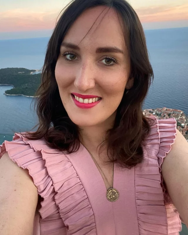 C’est quoi ta première impression quand tu tombes sur mon feed ?
Allez, avoue !

Tu te dis :
 "Ok, encore une nana de la com avec son feed rose et son lifestyle de mompreneur."
 "Elle doit vivre dans un PowerPoint et prendre son matcha dans une tasse "Girlboss."
"Elle doit faire des shootings tous les mois et photographier son granola."

Et là, tu swipes et surprise : je ne suis pas tout à fait comme tu l'imaginais !

La dernière photo, c'est cadeau 😂

Tu sais quoi ?
J'ai de multiples facettes.
✨ Je suis autant la nana carrée qui connaît ses stratégies que la baroudeuse qui part à l’arrache et qui déconnecte total des réseaux sociaux.
✨ Je suis autant feed rose que flemme de poster.
✨ Je suis autant intuition que plan d’action.

Mais surtout :
Je ne suis plus là pour plaire.
Je suis là pour être.

Et si toi aussi, tu veux une com authentique, mes DM sont ouverts.
(Et promis, je ne te ferai pas un feed rose… sauf si tu aimes ça 🌸)

 #entrepreneure #entrepreneurs #marketing #communitymanagerfreelance #entrepreneuseduweb #formatrice #entrepreneures #entrepreneuse #personalbranding #oserêtretoi #communitymanager #coachings #coachinstagram #mamanentrepreneure #instagram #communitymanagement #boutiqueenligne #entrepreneur #digital #femmesfortes #coachbusiness #coachinsta #entreprise #communitymanagerfrance #communicationdigitale #businessenligne #cm #marketingdigital #coach #indépendant